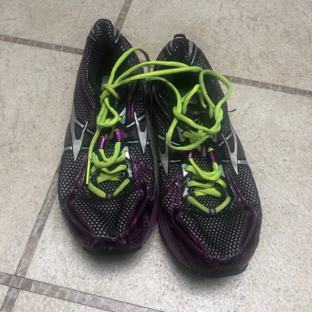 Brook sz 8.5 has small hole